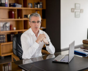 homem-negocios-idoso-posar